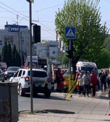 У Чернівцях на пішохідному переході на вулиці Героїв Майдану медики реанімують людину