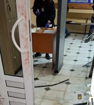 У Кременчуці чоловік розбив вікно та проник до приміщення суду