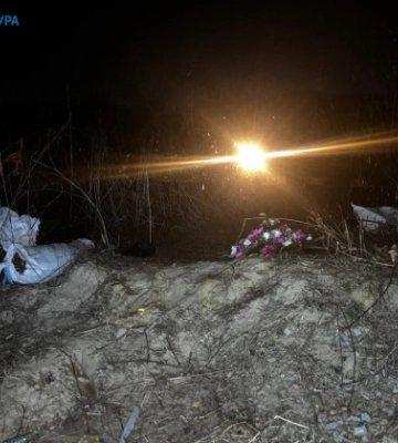 Викинув 20 урн із прахом на пустирі: у Києві затримали працівника ритуальної служби