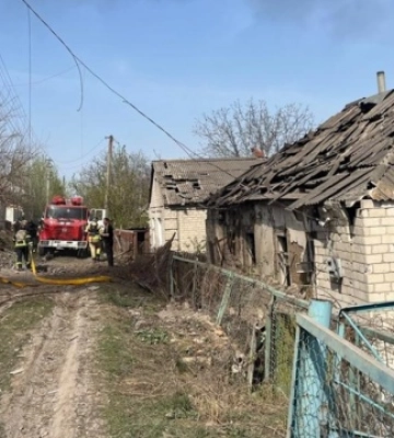Війська РФ вдарили по житлових будинках Куп’янська: Виникла пожежа. ФОТО