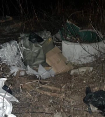 У Києві співробітник ритуальної служби викинув 20 урн з прахом на пустир