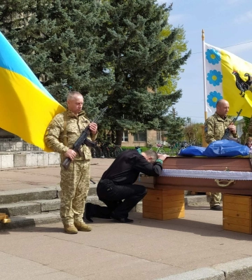 Сиротами залишилося п’ятеро дітей: на Волині сотні людей попрощалися із Героєм Миколою Сливкою. Фото
