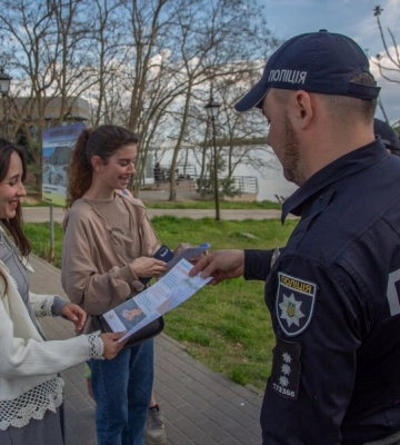 Жителі Одещини попри заборону купаються на стихійних пляжах
