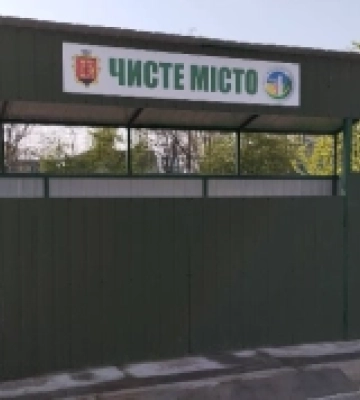 У Білгороді-Дністровському встановили ще один контейнерний майданчик закритого типу для сміття