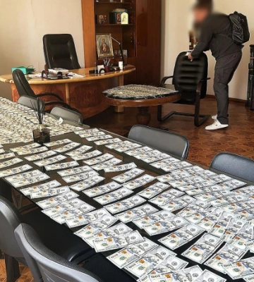 Очільник та секретар міської громади на Дніпропетровщині вимагали 30 тис. доларів за будівництво гуртожитку для ВПО