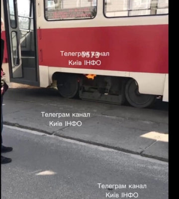 У Дарницькому районі Києва загорівся трамвай (відео)