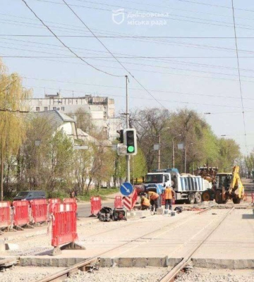 У Дніпрі на просп. Богдана Хмельницького завершено ремонти двох з чотирьох трамвайних переїздів