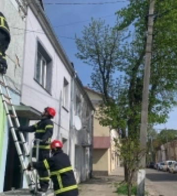 У Луцьку рятувальники допомогли хворій жінці, яка була у зачиненій квартирі