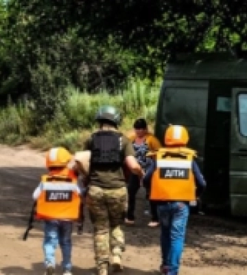 З прифронтових громад Харківщини евакуюють родини з дітьми