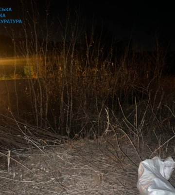 Викинув 20 урн із прахом на пустирі: у Києві затримали працівника ритуальної служби
