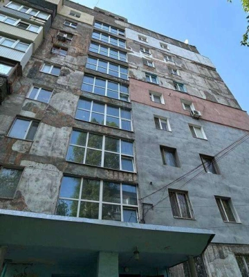 В Днепре устанавливают окна в домах, пострадавших в результате ракетной атаки рф 2 апреля