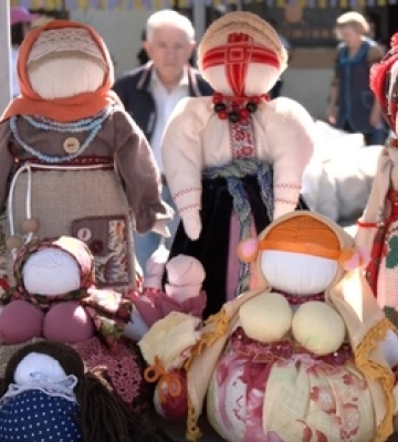 Під час благодійного ярмарку в Луцьку продають мотанки, які знайшли військові у Бахмуті