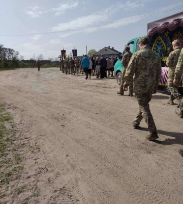 Загинув за тиждень до 47-річчя: на Волині попрощалися із полеглим Героєм Миколою Карпуком