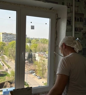 У Дніпрі почали встановлювати вікна у будинках, які постраждали внаслідок ракетної атаки РФ 2 квітня