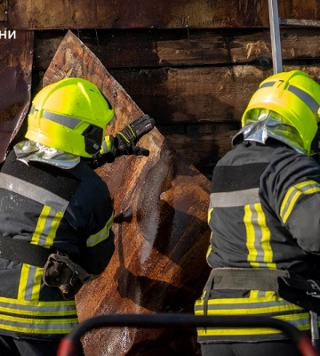 В Одесі загорівся склад