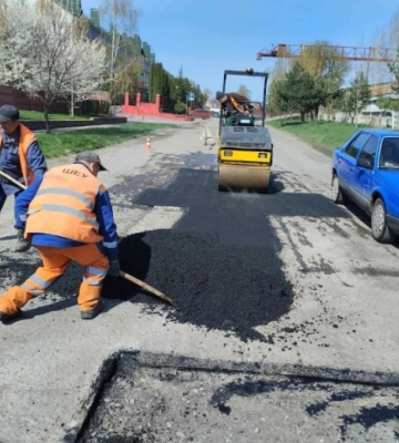 На дорогах Рівного — «гаряче» асфальтування