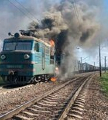 В Черкасской области на ходу загорелся локомотив электропоезда – фото