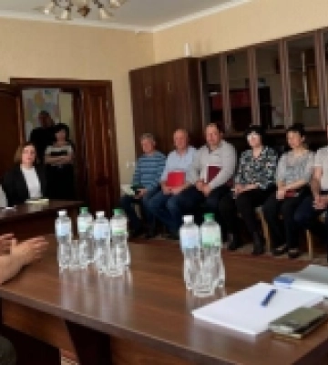 Ремонт доріг, шкільні автобуси та укриття: очільник Одеської ОВА зустрівся з головами громад Березівщини