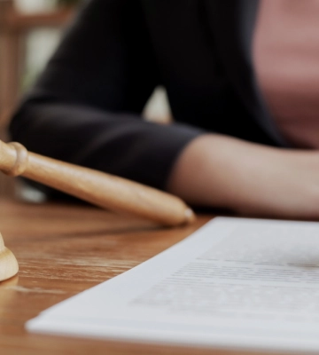 Закарпатець порізав франківську поліцейську битим склом: свою вину не визнає