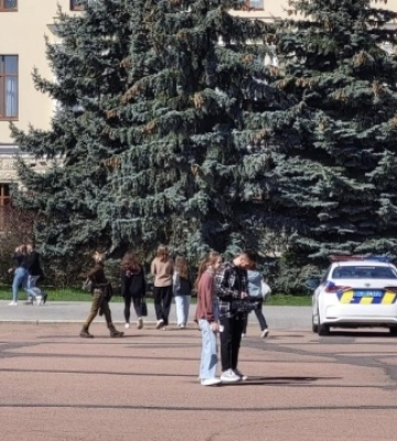 У Хмельницькому перевіряють інформацію про замінування будівель ОВА і суду