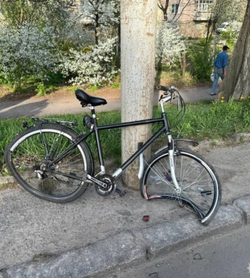 На Рівненщині внаслідок ДТП перекинувся один із автомобілів та постраждав його водій. ФОТО