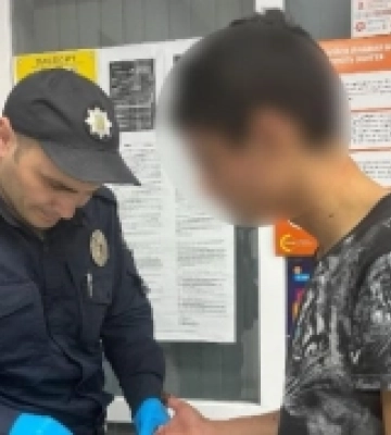 В Ізмаїлі поліція затримала 17-річного юнака, який в центрі міста за вже звичною схемою пограбував чоловіка