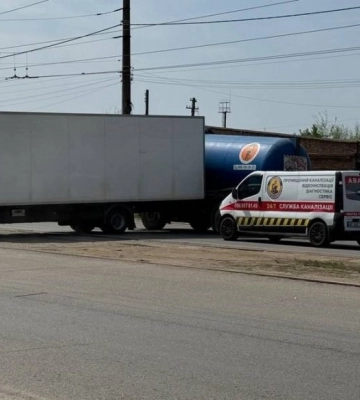 У Дніпрі мотоцикліст влетів у Mercedes з причепом: відео