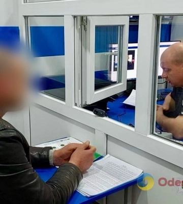 Іноземець запропонував прикордоннику 2,2 тисячі доларів, щоб вивезти знайомого за кордон