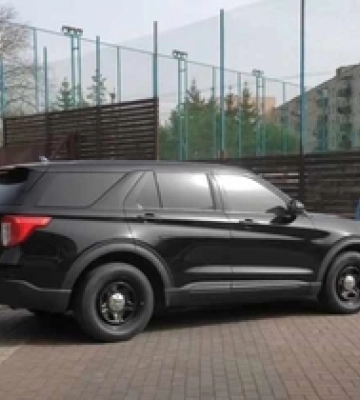 Джип за 100 гривень: волинський волонтер віддає Ford Explorer за донат на ЗСУ (відео)