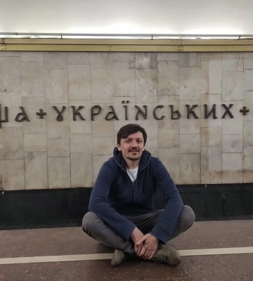 На станції метро «Площа Українських Героїв» комунальники монтують нову назву