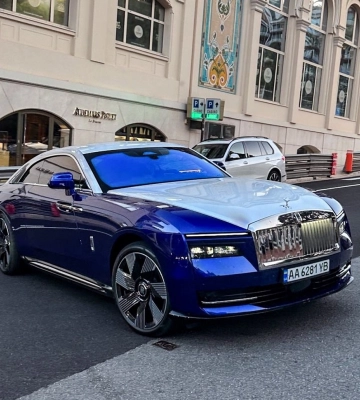 В Монако заметили новейший электрокар Rolls-Royce за $600 000 на киевских номерах 