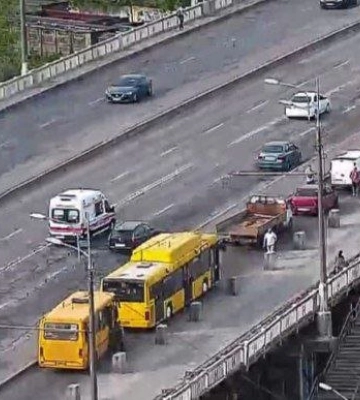Затор у Дніпрі: на мосту сталася ДТП