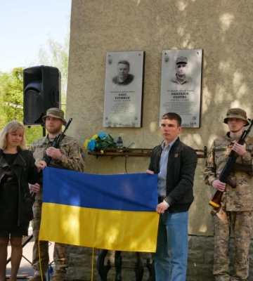 Пам’ять про колегу-тролейбусника: у Рівному відкрили меморіальну дошку герою Анатолію Солтису (ВІДЕО)