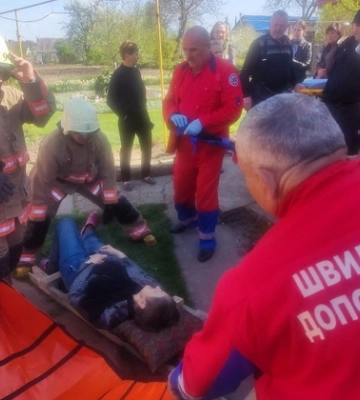 На Волині, щоб дістати жінку з підвалу, викликали рятувальників