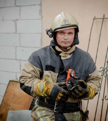У Сумах рятувальники, приборкуючи пожежу, врятували 5 цуценят (відео)