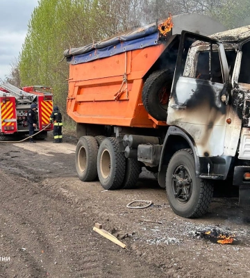 Під Сумами рятувальники ліквідували пожежу, яку спричинив ворожий удар по вантажівці