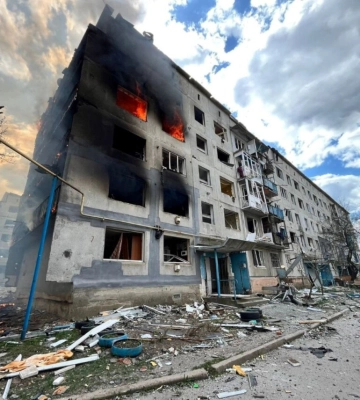 Росіяни скинули авіабомбу на 5-поверхівку в Очеретиному на Донеччині: є загиблий і двоє поранених