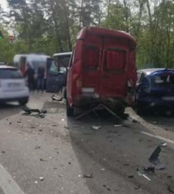 В Киеве в ДТП столкнулись шесть автомобилей, много пострадавших. Фото с места аварии