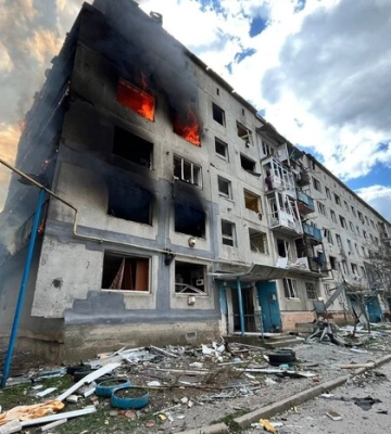 Росіяни скинули авіабомбу на 5-поверхівку в Очеретиному на Донеччині: є загиблий і двоє поранених
