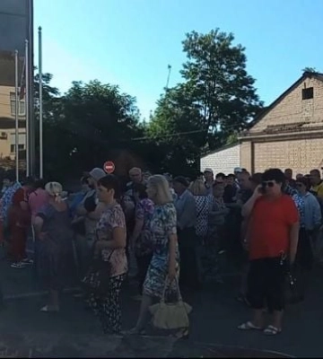 Жители Мелитополя стоят в очередях за загранпаспортами под звуки воздушных тревог