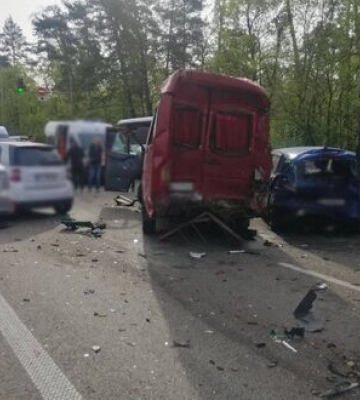 Водій заснув за кермом: під Києвом сталося зіткнення 6 автомобілів. Є поранені