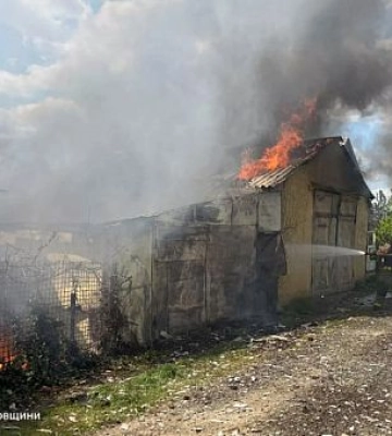 Російські солдати обстріляли житловий будинок у Нікополі: є поранені
