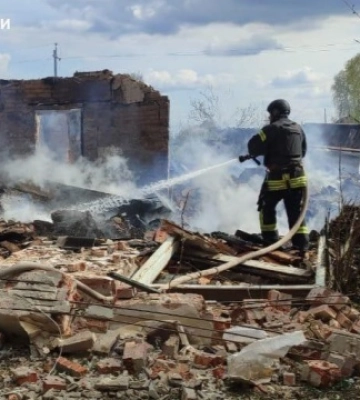 Загарбники обстріляли Лиман - рятувальники ліквідували пожежу у приватному секторі