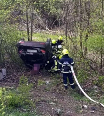 У Дніпровському районі автомобіль злетів в кювет та перекинувся: загинула жінка