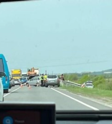 На трасі Київ-Чоп зіткнулися три автомобілі: є постраждалі (ФОТО)