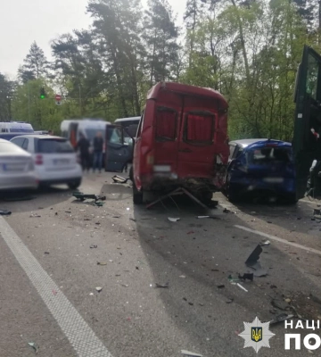 Водій заснув за кермом: під Києвом сталося зіткнення 6 автомобілів. Є поранені