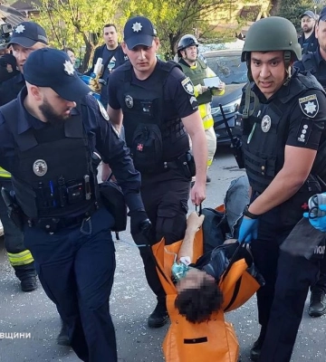Поліція показала наслідки падіння уламків ракети на Дніпропетровщині
