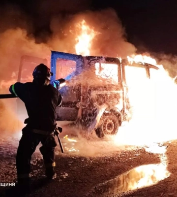 На Дніпропетровщині вщент згорів припаркований на узбіччі автомобіль