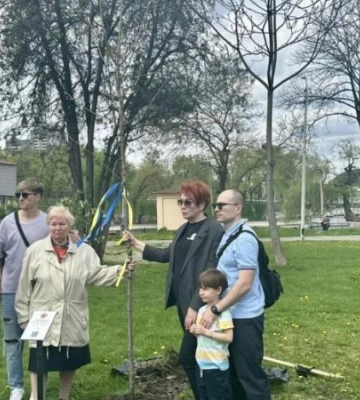 У парку імені Лазаря Глоби у Дніпрі відкрилася алея живої пам’яті захисників України