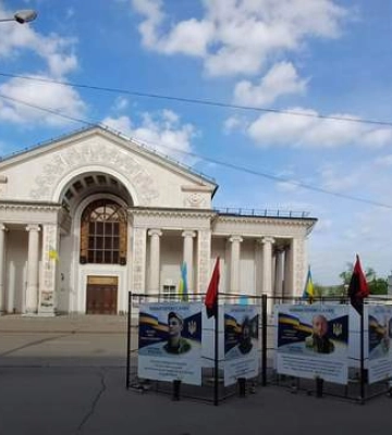 У Кривому Розі чоловік справив потребу біля меморіалу загиблим військовим, відкрито кримінальне провадження — відео